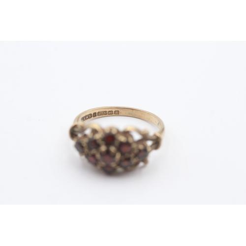 161 - 9ct gold and garnet cluster set ring (3.3g) Size M