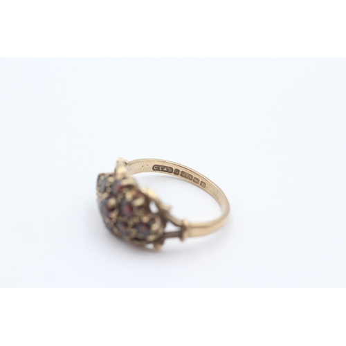 161 - 9ct gold and garnet cluster set ring (3.3g) Size M