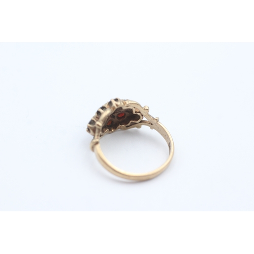 161 - 9ct gold and garnet cluster set ring (3.3g) Size M