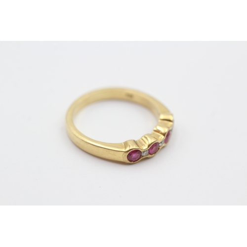 162 - 18ct gold ruby and diamond row set ring (3.8g) Size M