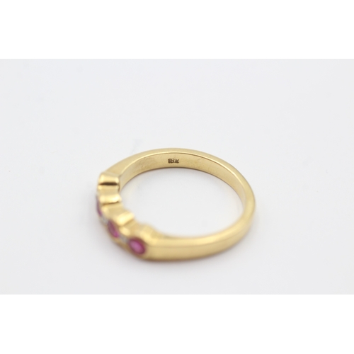 162 - 18ct gold ruby and diamond row set ring (3.8g) Size M