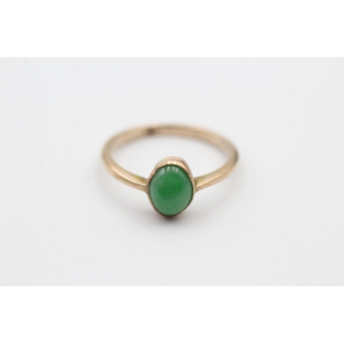 167 - 9ct gold and green gemstone cabochon ring (1.8g) Size M