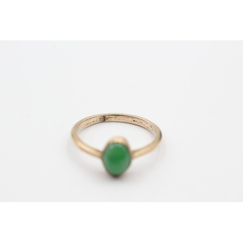 167 - 9ct gold and green gemstone cabochon ring (1.8g) Size M