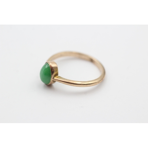 167 - 9ct gold and green gemstone cabochon ring (1.8g) Size M