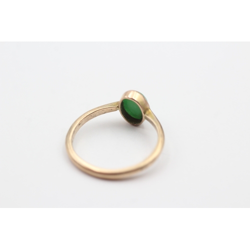 167 - 9ct gold and green gemstone cabochon ring (1.8g) Size M