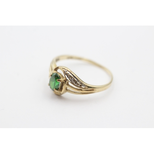 180 - 9ct gold green gemstone and diamond ring (1.6g) Size P