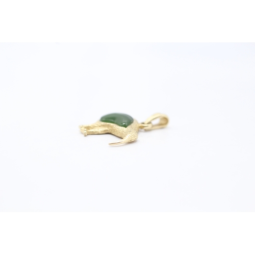 183 - 14ct gold bird pendant with nephrite belly (2.3g)