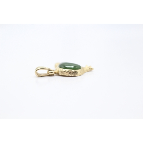 183 - 14ct gold bird pendant with nephrite belly (2.3g)