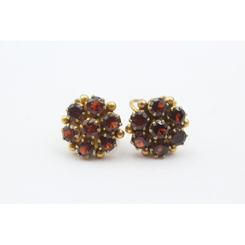 189 - 9ct gold and garnet screw back earrings (4.5g)