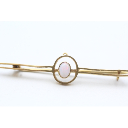 192 - 9ct gold and opal brooch (1.9g)