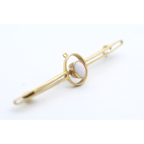 192 - 9ct gold and opal brooch (1.9g)