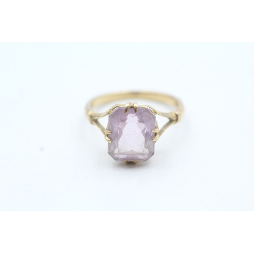 200 - 9ct gold and amethyst claw set gemstone ring (2.3g)