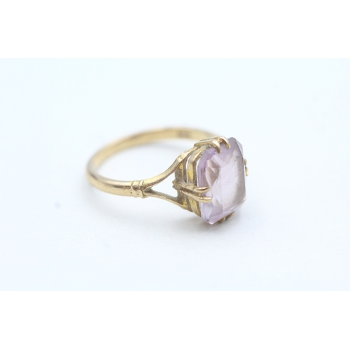 200 - 9ct gold and amethyst claw set gemstone ring (2.3g)