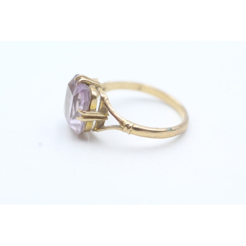 200 - 9ct gold and amethyst claw set gemstone ring (2.3g)