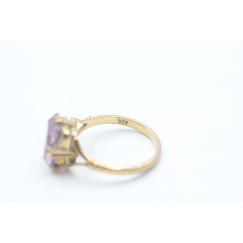 200 - 9ct gold and amethyst claw set gemstone ring (2.3g)