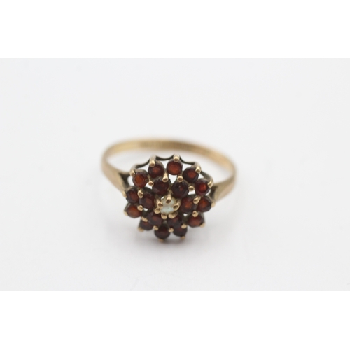 203 - 9ct gold garnet and pearl ring (2.1g) Size M