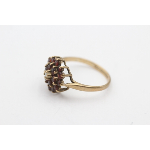 203 - 9ct gold garnet and pearl ring (2.1g) Size M