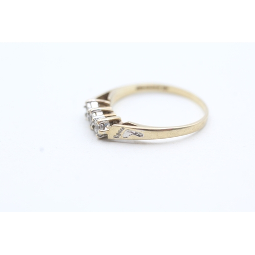 205 - 9ct gold three stone diamond ring (1.7g) Size O