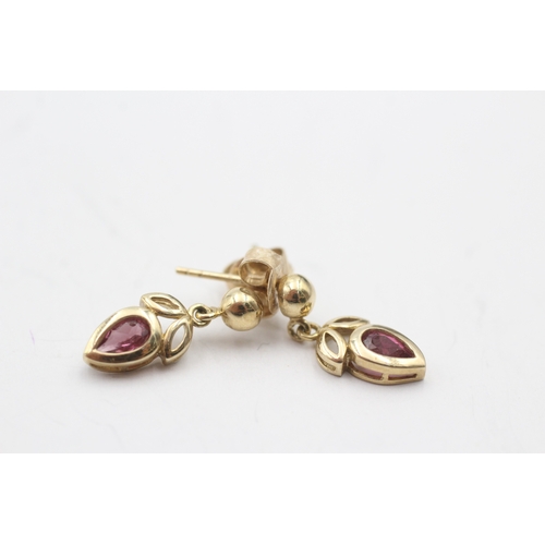 207 - 9ct gold pink gemstone drop stud earrings (1.3g)