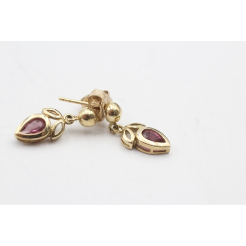 207 - 9ct gold pink gemstone drop stud earrings (1.3g)