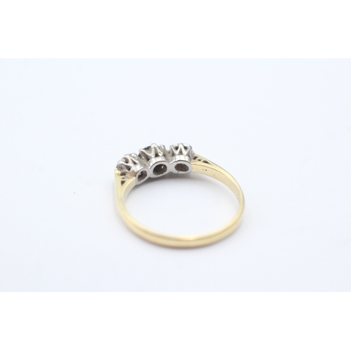 213 - 18ct gold diamond and sapphire ring (2.2g) Size M