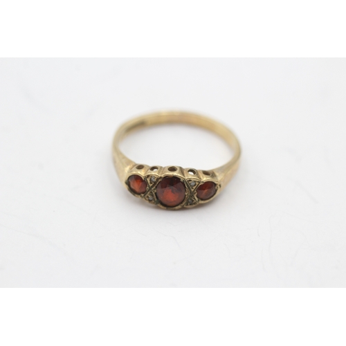 225 - 9ct gold diamond and garnet ring (2g) Size M