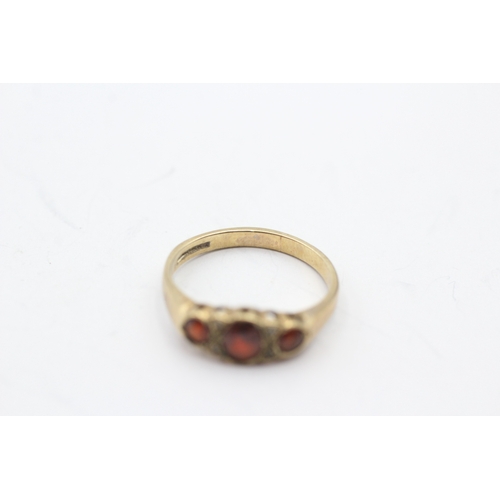 225 - 9ct gold diamond and garnet ring (2g) Size M