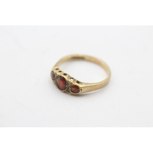 225 - 9ct gold diamond and garnet ring (2g) Size M