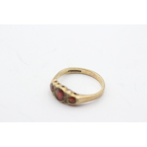 225 - 9ct gold diamond and garnet ring (2g) Size M