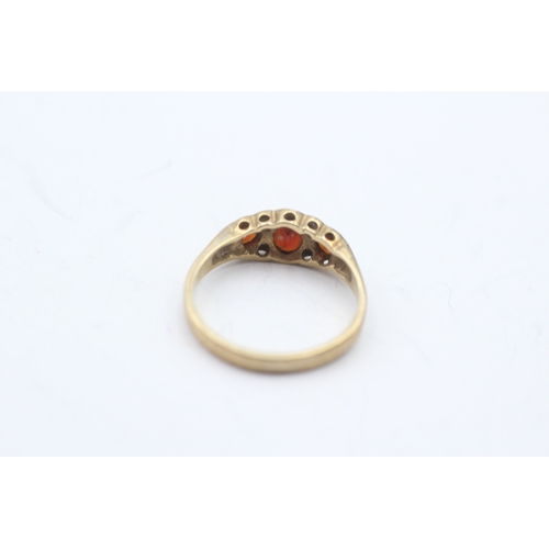 225 - 9ct gold diamond and garnet ring (2g) Size M