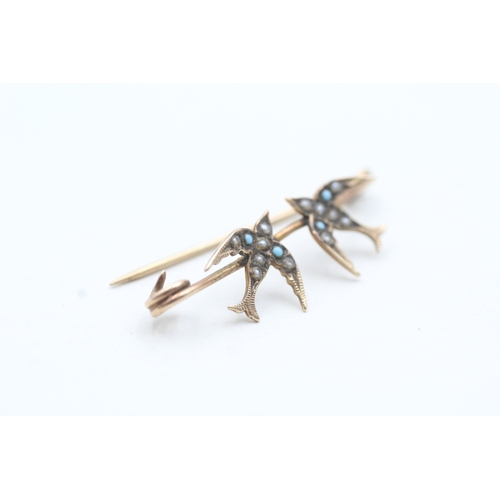 226 - 9ct gold blue gemstone and split pearl bird brooch (1.3g)