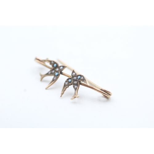 226 - 9ct gold blue gemstone and split pearl bird brooch (1.3g)