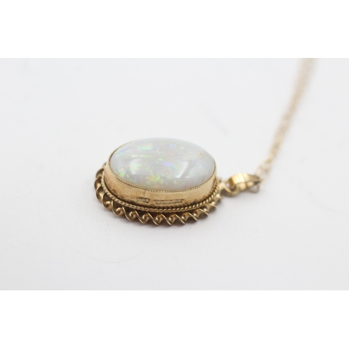 228 - 9ct gold opal cabochon pendant on chain (1.9g)