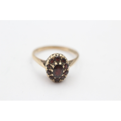 233 - 9ct gold garnet cluster ring (3.1g) Size O 1/2