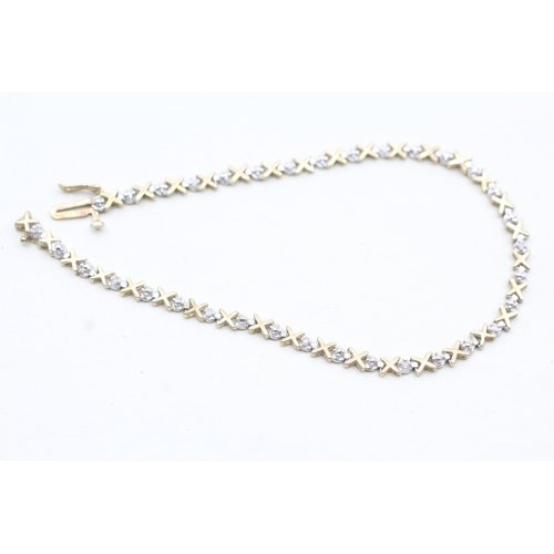 237 - 9ct gold and diamond bracelet (3.6g)