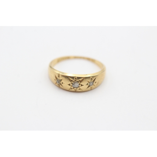 24 - 18ct gold flush star set ring (2.2g) Size J