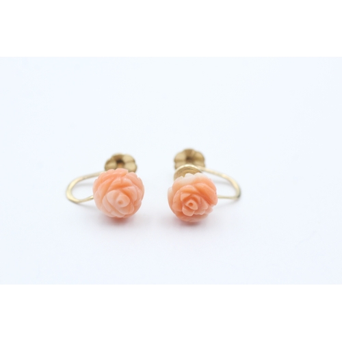 25 - 14ct gold carved coral screw back earrings (1.6g)