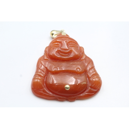 250 - 14ct gold red carved jade pendant (17.9g)