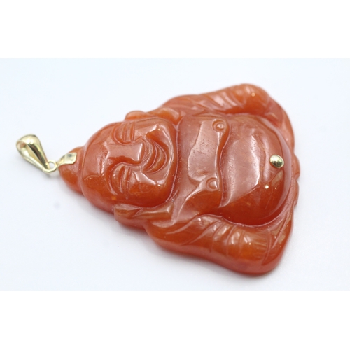 250 - 14ct gold red carved jade pendant (17.9g)