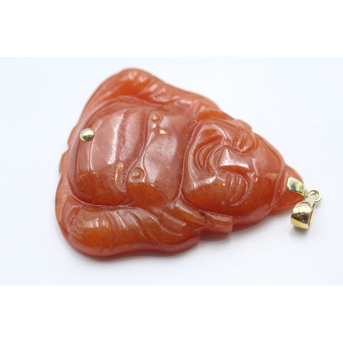 250 - 14ct gold red carved jade pendant (17.9g)