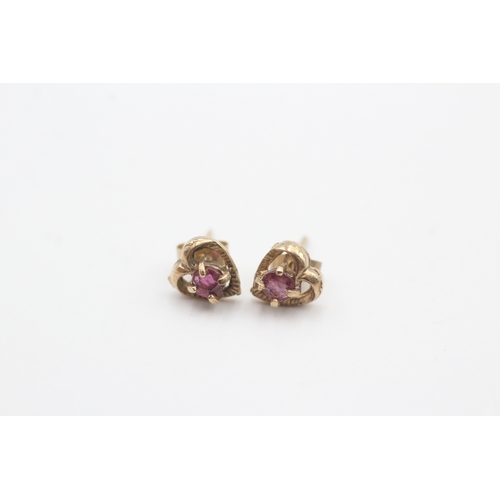 31 - 9ct gold pink gemstone stud earrings (0.8g)