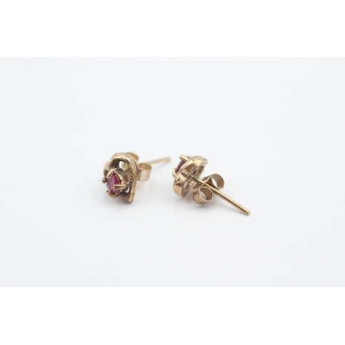 31 - 9ct gold pink gemstone stud earrings (0.8g)