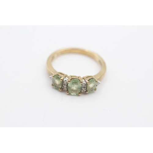 34 - 9ct gold green gemstone and diamond flat setting ring (2g) Size J 1/2