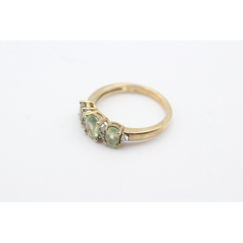 34 - 9ct gold green gemstone and diamond flat setting ring (2g) Size J 1/2