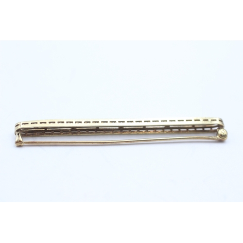 37 - 14ct white and yellow gold ornate bar brooch (3.8g)