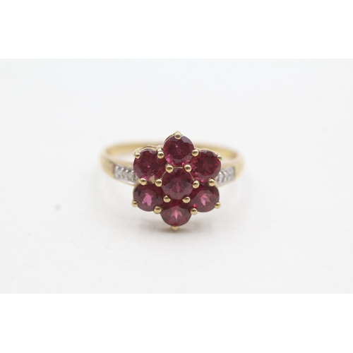 51 - 9ct gold ring with red gemstone flower cluster and diamond shoulders (2g) Size P