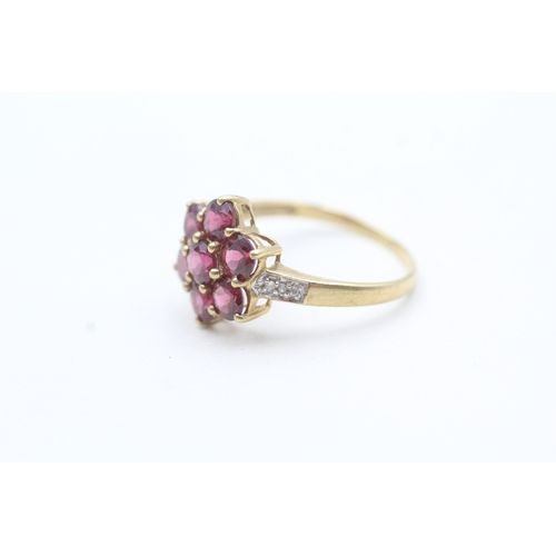 51 - 9ct gold ring with red gemstone flower cluster and diamond shoulders (2g) Size P