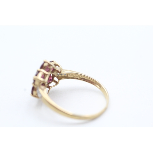 51 - 9ct gold ring with red gemstone flower cluster and diamond shoulders (2g) Size P