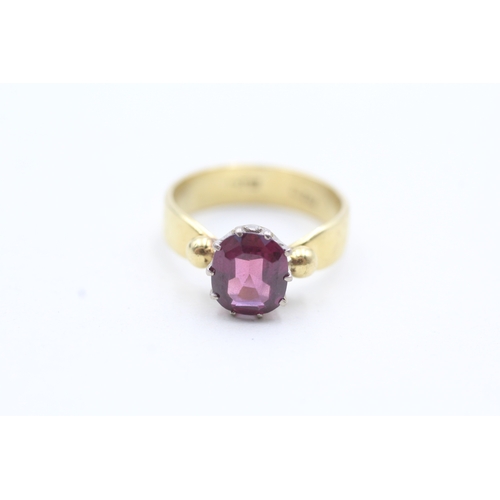 54 - 18ct gold garnet set solitaire ring (4.6g) Size M