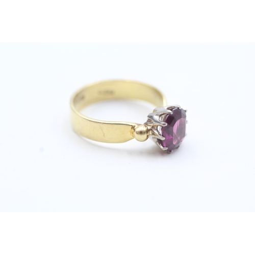 54 - 18ct gold garnet set solitaire ring (4.6g) Size M